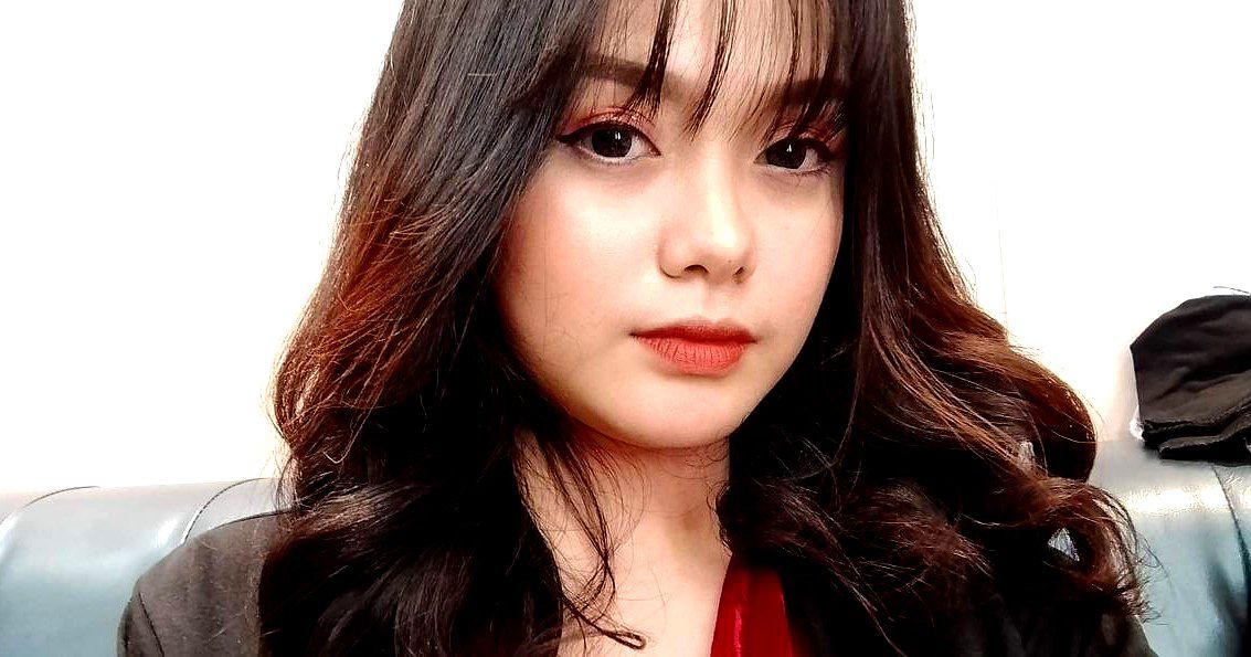 đang học thì anh bồ mò tay vào quần móc bím làm em dâm đãng thèm chịch