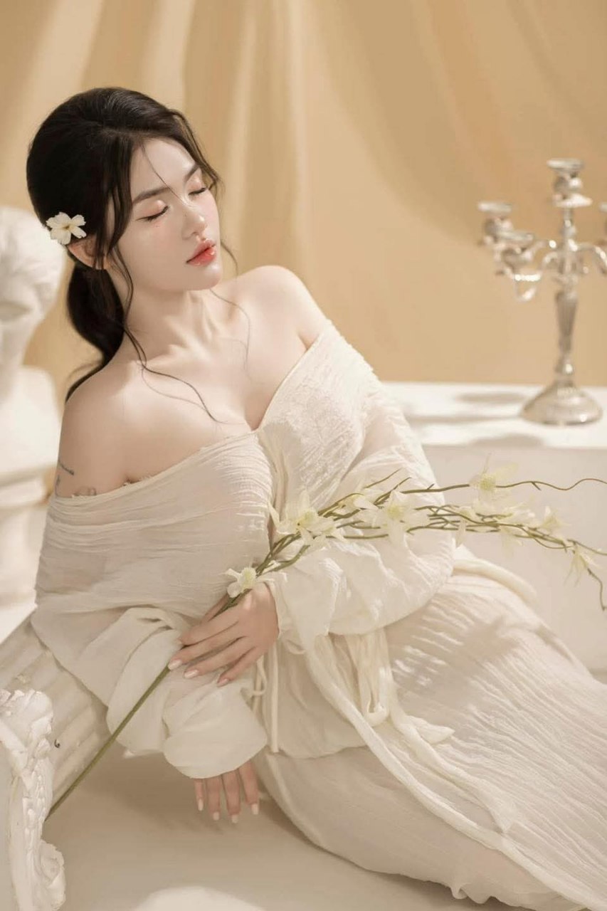 Cô gái trẻ ngực khủng nói rằng cô ấy không sống tốt, cô ấy lắc mình dữ dội